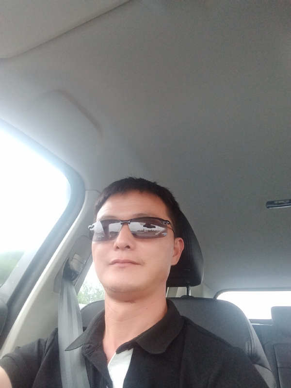 孤独的男人的第一张照片--太原相亲服务中心