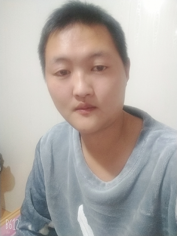 烟圈里透着伤的第一张照片--太原相亲服务中心