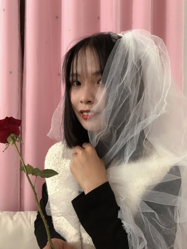 持紫菜包饭的女孩的第一张照片--太原相亲服务中心