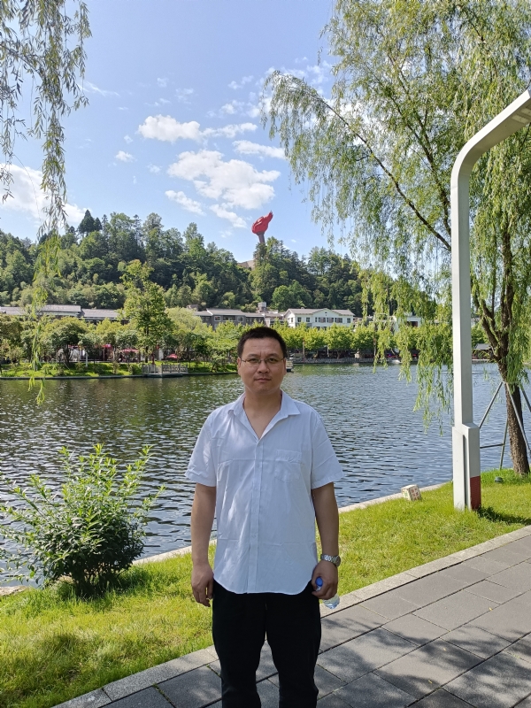 风雨相伴的第一张照片--太原相亲服务中心